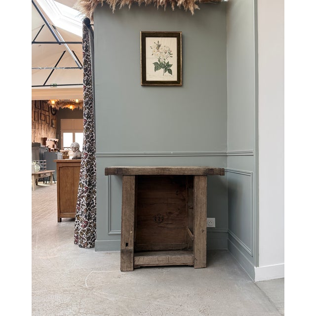 An elegant small antique console table in solid oak, dating from the late 19th or early 20th century. Its clean lines,...