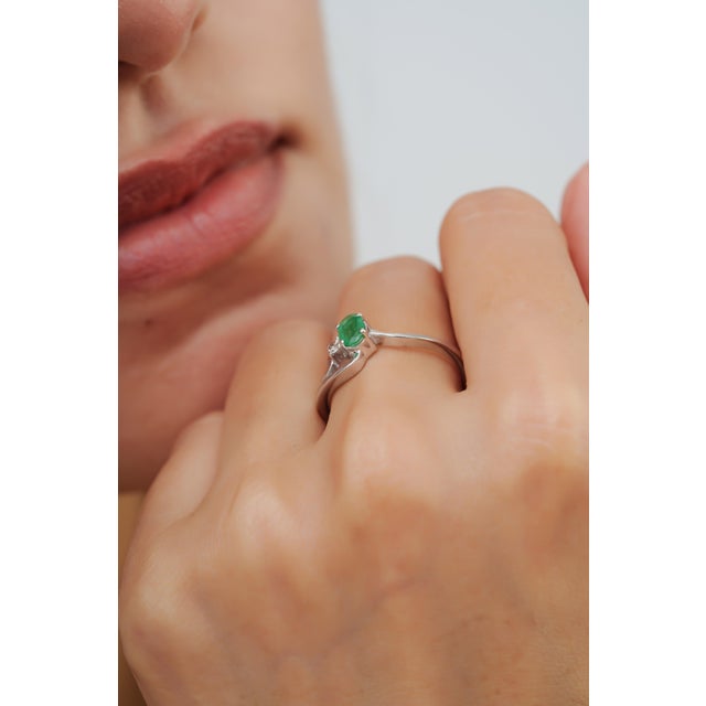 Contemporary 925 Silver Oval 0.55 Ct Emerald & Diamond Split-Shank Wave Ring Size 8 For Sale - Image 9 of 13