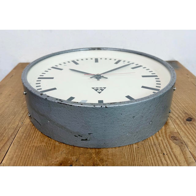 Industrial Grey Factory Wall Clock from Pragotron, 1960s For Sale - Image 11 of 18