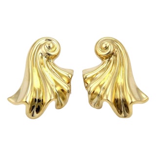 Mid 20th Century Large 18k Yellow Gold Shell Curled Earrings, A Pair For Sale