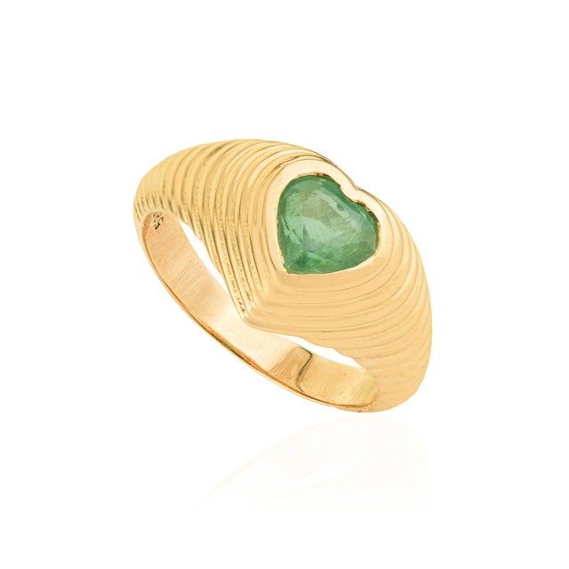 Ridged Heart-Cut Emerald Pinky Ring in 14k Yellow Gold Size 5 For Sale - Image 4 of 18