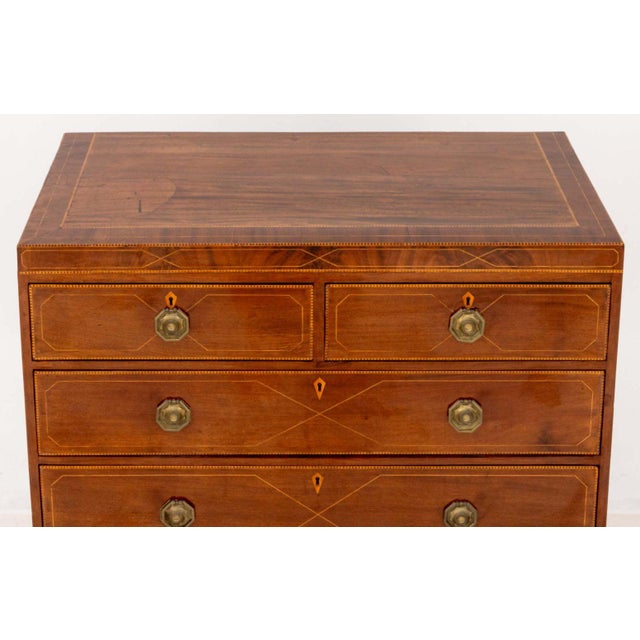 19th Century American Federal Mahogany Chest of Drawers For Sale - Image 5 of 10