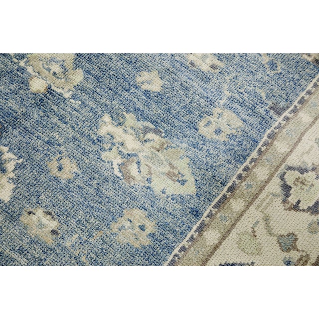 This modern Turkish Oushak rug is a stunning piece of art that has been handwoven using traditional techniques by skilled...