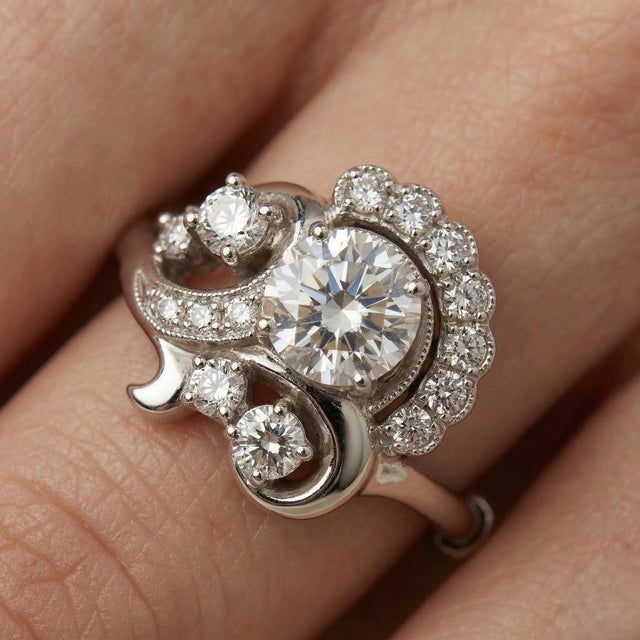 Early 21st Century Estate 14k Gold 1.5 Carat Weight Diamond Flower Design Ring, Size 5.75 For Sale - Image 5 of 10