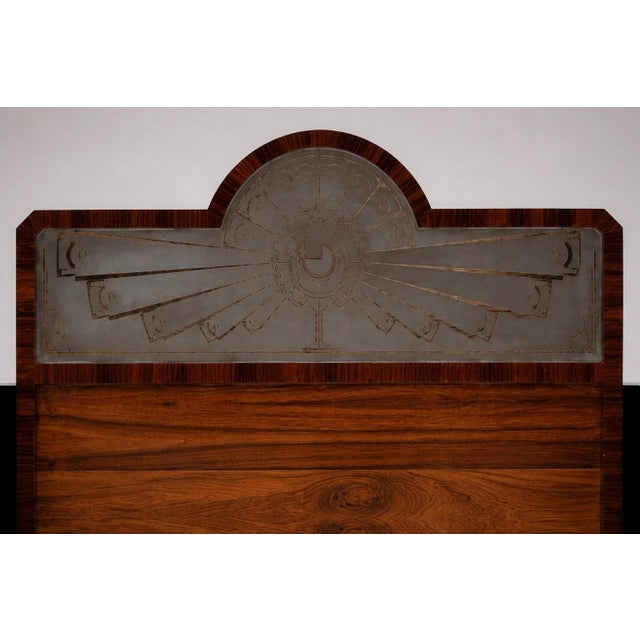 Art Deco style double bed, circa 1930, in mahogany veneer with pronounced grain, designed for a 200 x 180 cm mattress. The...