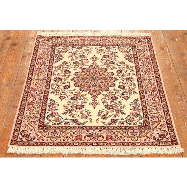 Middle Eastern Rug in Wool For Sale - Image 4 of 11