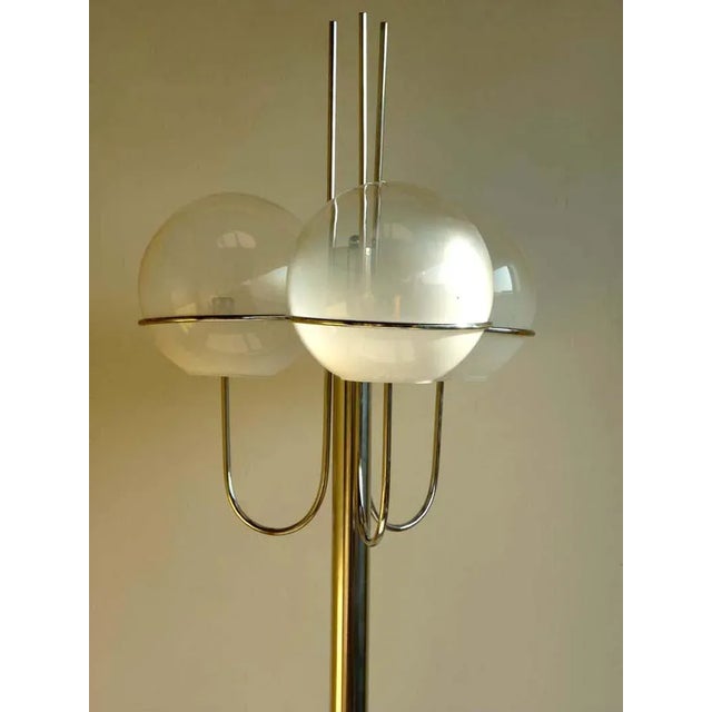 - Floor lamp with three lights from the 1960s/1970s - Chromed metal frame and blown glass spheres - Marble base with...