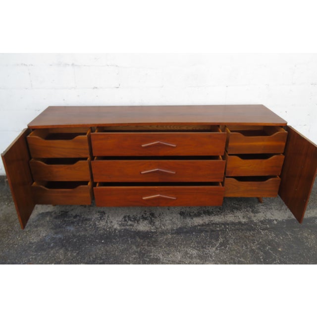 Young Manufacturing Mid 20th Century Curved Boomerang Dresser Sideboard 6171 For Sale - Image 16 of 18