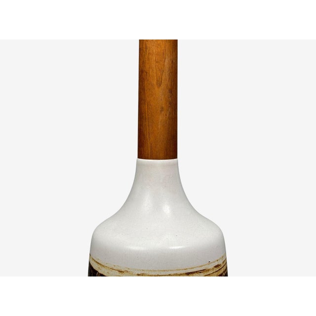Gordon & Jane Martz, Table Lamp, Walnut, Beige Ceramic, Usa, 1960s For Sale - Image 9 of 11