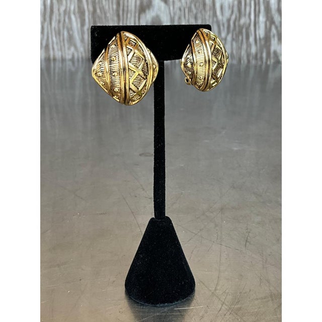 Vintage Ciner Gold Tone Clip on Earrings For Sale - Image 10 of 12