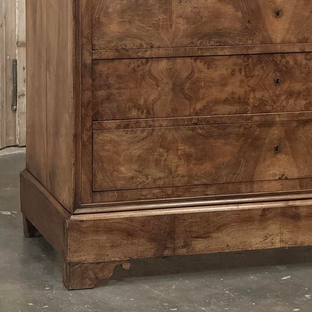 19th Century French Louis Philippe Burl Walnut Marble Top Commode For Sale In Dallas - Image 6 of 18