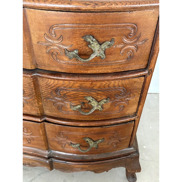 French Provincial Serpentine Commode in Carved Oak With Inlay, 18th Century For Sale In Houston - Image 6 of 9