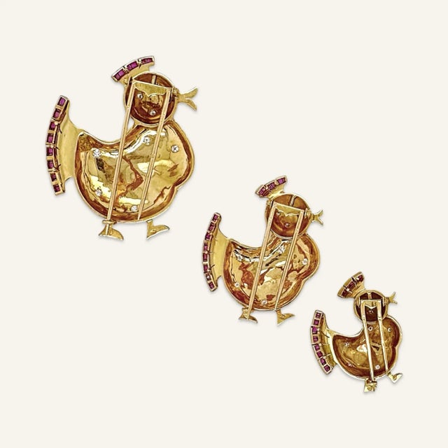 This is part of Chairish’s Fine Jewelry assortment. Set of 3 graduated duck-shaped dress clips in the style of Van Cleef &...