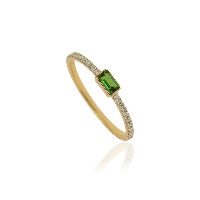 Minimalist Baguette-Cut Tsavorite & Diamond Pave Band Ring in 14k Yellow Gold Size 7 For Sale - Image 4 of 15