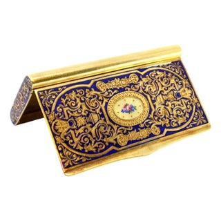 Snuff Box in Enamelled Gold with Engraved Geometric Figures, Floral Motifs and Hinged Lid For Sale