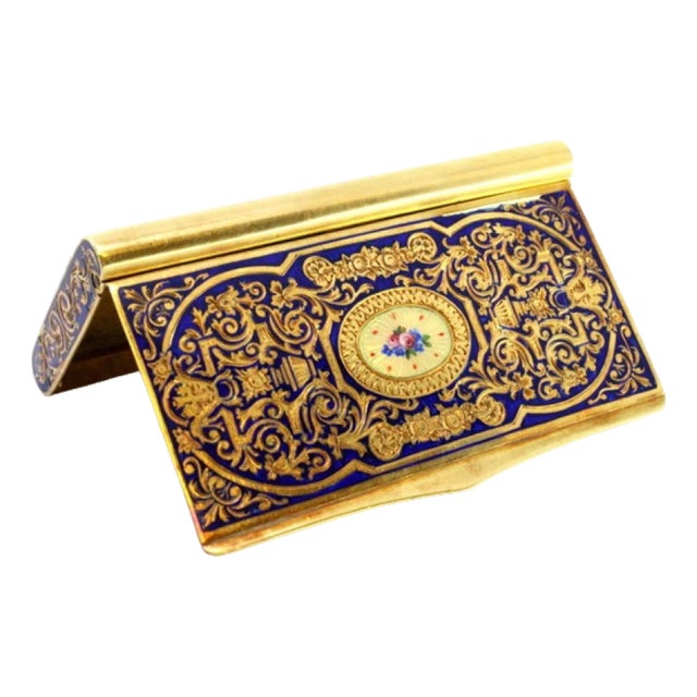 Snuff Box in Enamelled Gold with Engraved Geometric Figures, Floral Motifs and Hinged Lid For Sale