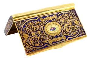 Snuff Box in Enamelled Gold with Engraved Geometric Figures, Floral Motifs and Hinged Lid