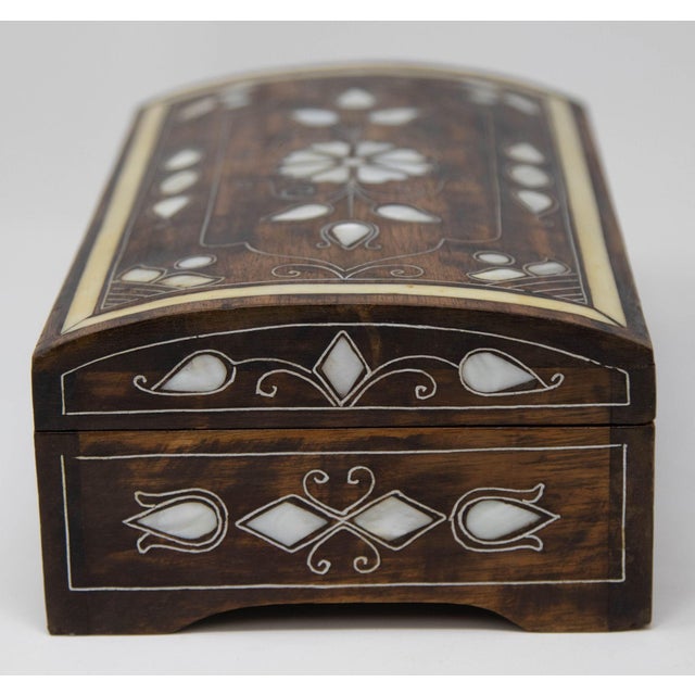 Anglo-Indian Mother of Pearl Inlaid Jewelry Box For Sale In Palm Springs - Image 6 of 11