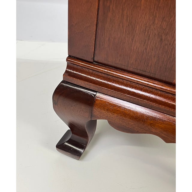 Vintage Continental Furniture Co. Queen Anne Style Mahogany 4-Drawer Bedside Chest For Sale - Image 12 of 16