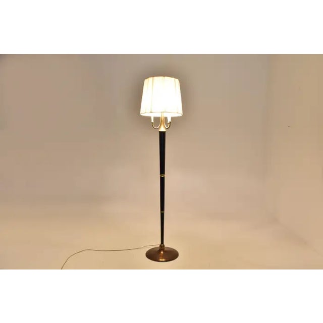 1950s Italian Mid-Century Modern Sculptural Brass and Lacquered Floor Lamp, 1950s For Sale - Image 5 of 13