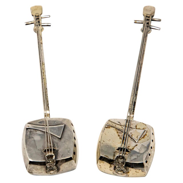 Vintage Japanese Salt and Pepper Shakers Set- a Pair For Sale - Image 10 of 10