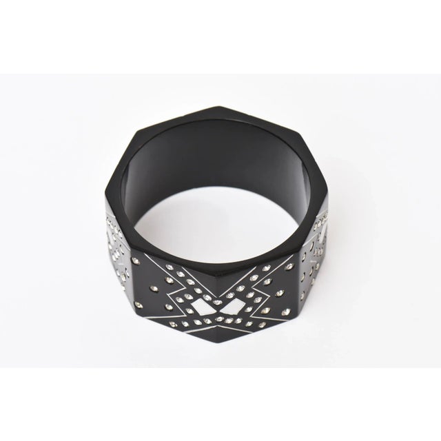 French Art Deco Style Black Resin and Rhinestone Angled Cuff Bangle Bracelet, 1980's For Sale - Image 9 of 10