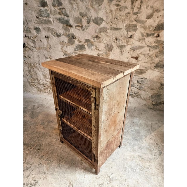 Industrial French Military Metal Storage Cabinet with Oak Top & Wooden Shelves for Ministère De Lair, 1956 For Sale - Image 14 of 18
