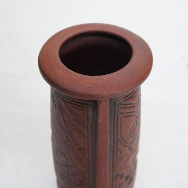 1920s Antique Arts & Crafts Embossed Paneled Grape & Leaf Redware Pottery Vase C1920 For Sale - Image 5 of 9