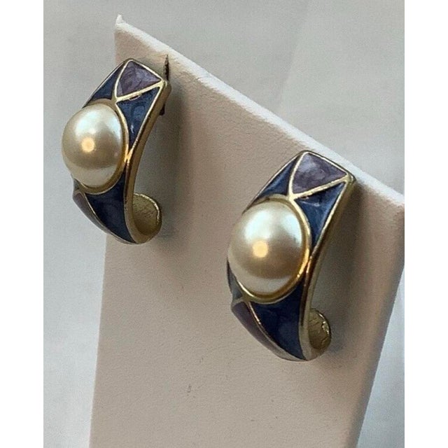 Trifari 1980s Trifari Purple Blue Enamel Pearl Half Hoop Earrings, Pair For Sale - Image 4 of 10