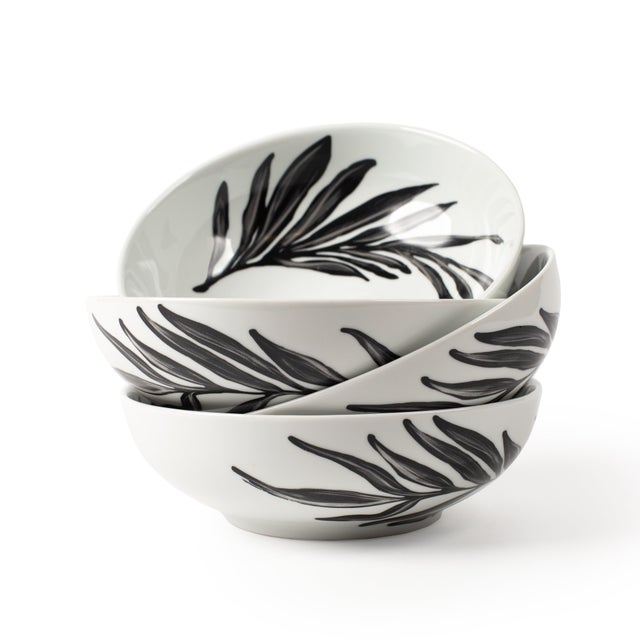 The Monochrome Collection’s signature leaf is now available as a matching bowl. Its black-and-white palette adds elegance...