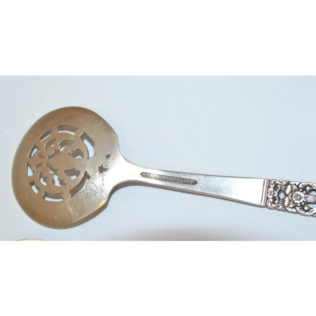 Metal 1950s Victorian Oneida Silver Plated Footed Serving Bowl 2 Community Plate Spoons, Usa- 3 Pieces For Sale - Image 7 of 13