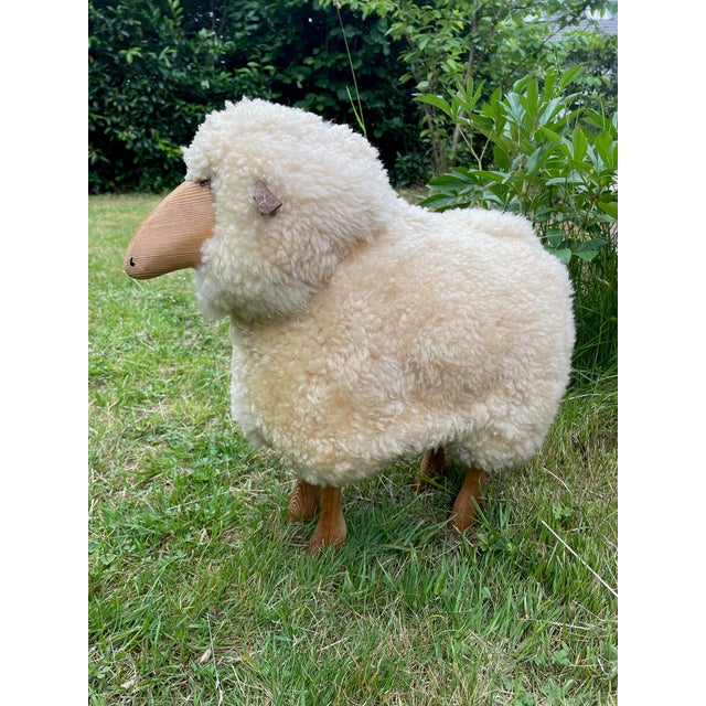 Kleines charmantes Woll Lamm von Hanns-Peter Krafft. Deutschland 1970s. Frühe Ausführung. Das Lamm wurde komplett...