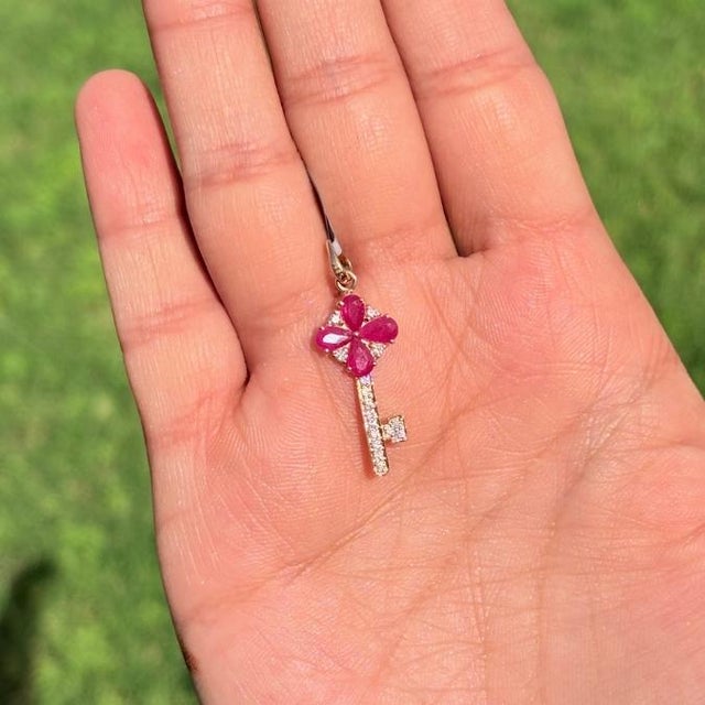 Art Deco 1.02ct Heirloom Ruby Flower Key Pendant With Diamond in 14k Yellow Gold For Sale - Image 3 of 13
