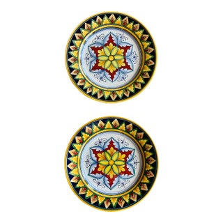 Vintage Italian ‘Gialletti Giulio’ Deruta Hand Painted Majolica Dinner Plates- Set of 2 For Sale