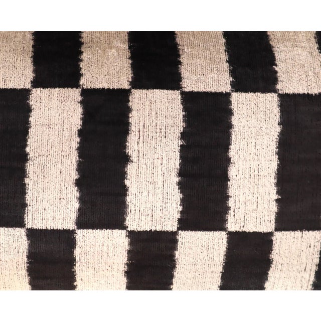 ● 100% silk velvet material making the throw pillows super soft and cozy with a delicate touch and giving your room a more...