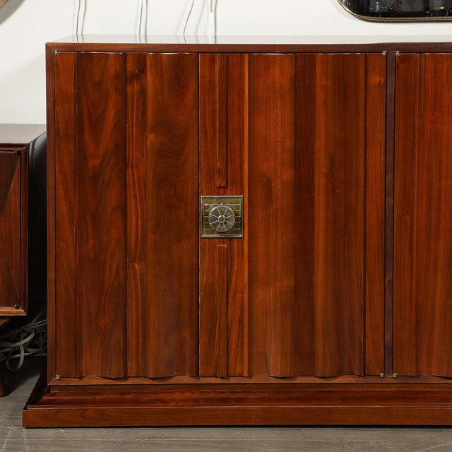 Mid-Century Fluted Walnut Sideboard W/ Sculptural Brass Pulls by Tommi Parzinger For Sale In New York - Image 6 of 18