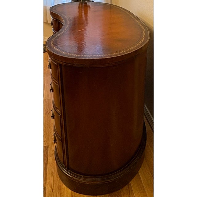 Traditional 1930's Antique Federal Style Mahogany Kidney Shaped Leather Top Ladies Writing Desk For Sale - Image 3 of 6