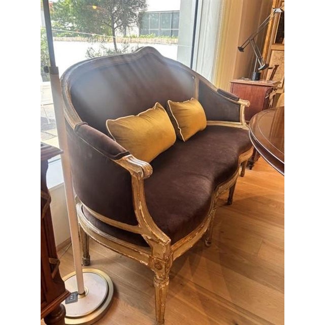 Elegant French Louis XV style canapé featuring a beautifully shaped serpentine back, hand-carved frame, and graceful...