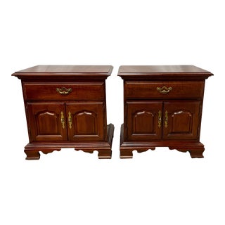 Vintage Thomasville Collectors Cherry Collection Traditional Chippendale Style Cherry Nightstands - Pair For Sale