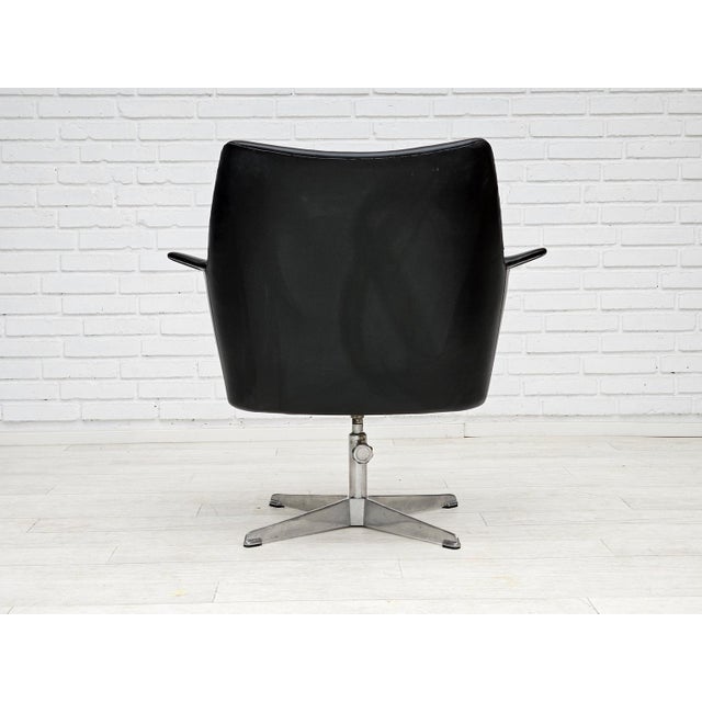 Scandinavian Swivel Chair in Artificial Leather with Cast Aluminum Base, 1950s For Sale - Image 4 of 17