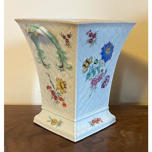 Antique 18th Century Chinese Export Porcelain Bulb Pot or Cachepot Vase in Famille Rose Glaze Circa 1790 For Sale - Image 4 of 13