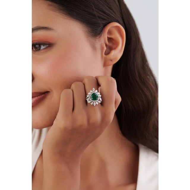 Portraiture Luxury 2.24Ct Natural Emerald & 1.91Ct Diamond Halo Cocktail Ring Size 6.5 in 18k Gold For Sale - Image 3 of 16