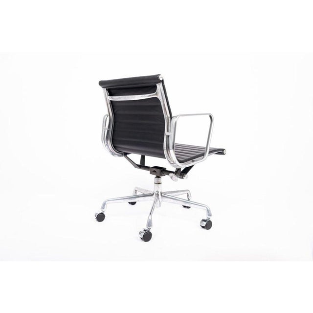 2000 - 2009 Eames Herman Miller Black Leather Office Chair Thin Pad Aluminum Group For Sale - Image 5 of 11