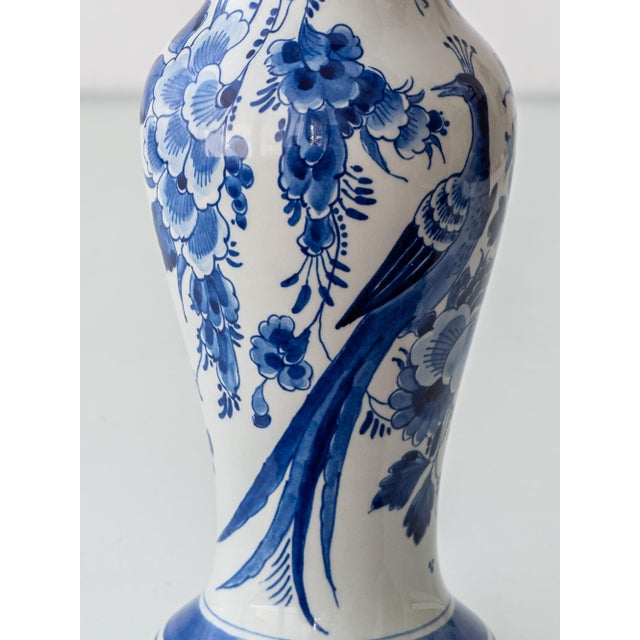 Royal Delft Blue, White, and Green Chinoiserie Bird Table Lamp, 1979 For Sale - Image 6 of 17