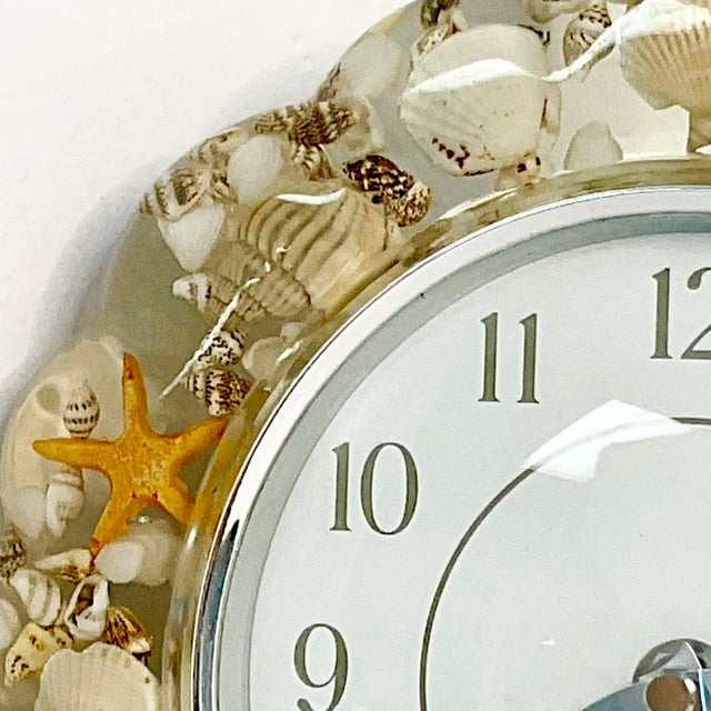 1970s 1970s Vintage Coastal Chic Seashell and Lucite Wall Clock. For Sale - Image 5 of 10