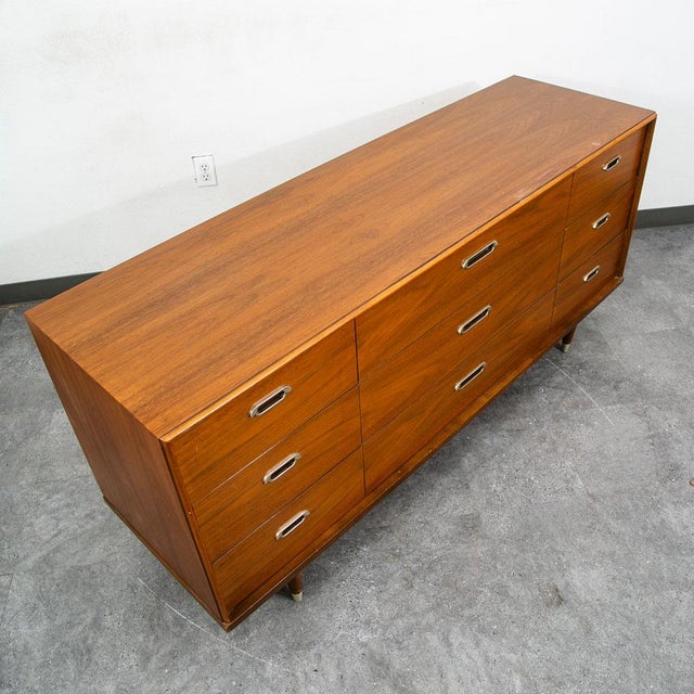 Wood Mid Century Modern Dresser Credenza Bp John Metal 9 Drawer Walnut Vintage MCM Nm For Sale - Image 7 of 12