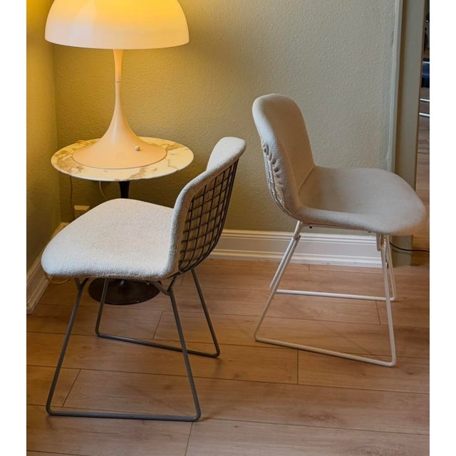 Beautiful Harry Bertoia Model 420 Wire Chairs, with original beige and white seat cushions, for Knoll International: a...