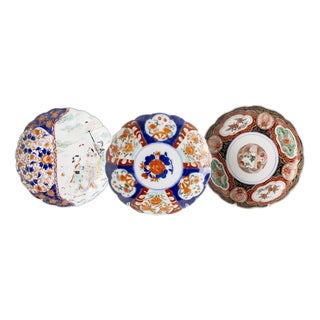Japanese Porcelain Plates with Scalloped Rim, Set of 3 For Sale