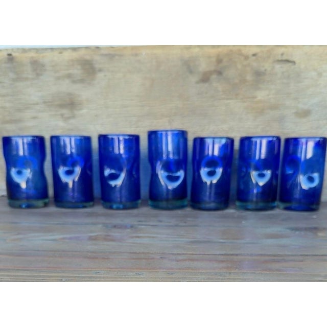 1960s Vintage Spanish Revival Hand-Blown Seeded Cobalt Blue Pinched Dimple Glass Pitcher & Tumbler Set - 8 Pieces For Sale - Image 5 of 8