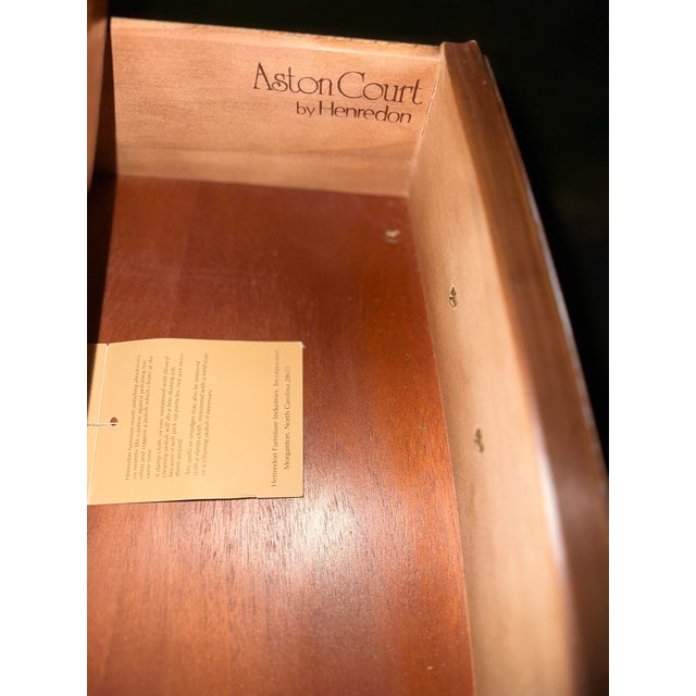 Pair of Mid-Century Henredon Aston Court Georgian Style Burl Wood & Mahogany Bow-Front Bachelor Chests - 2 Pieces For Sale - Image 11 of 11